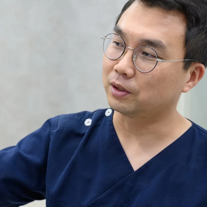 송곳니가 덧니로 솟아 나왔습니다 — 덧니 교정, 꼭 빼야 할까